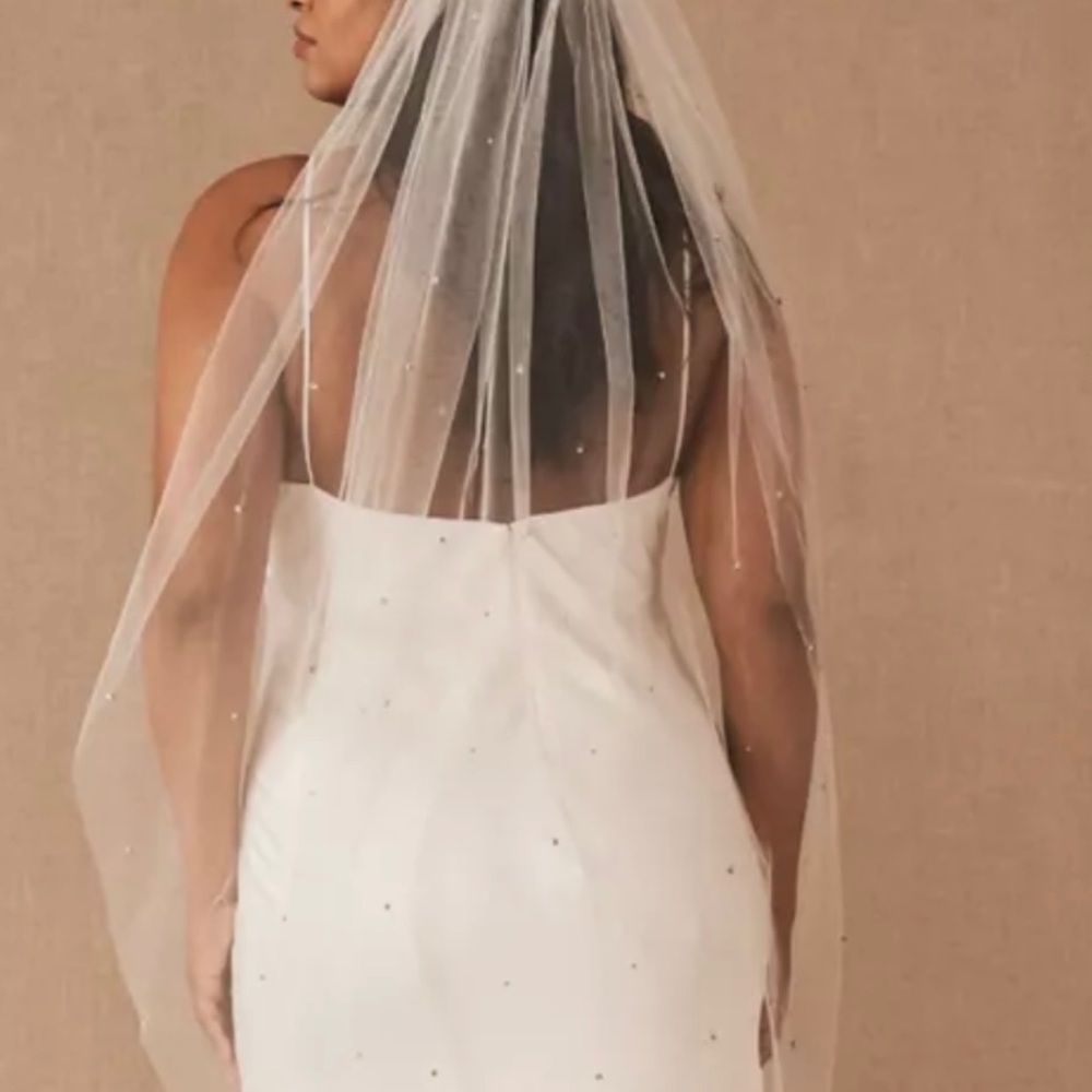 Brand new finger length pearl veil